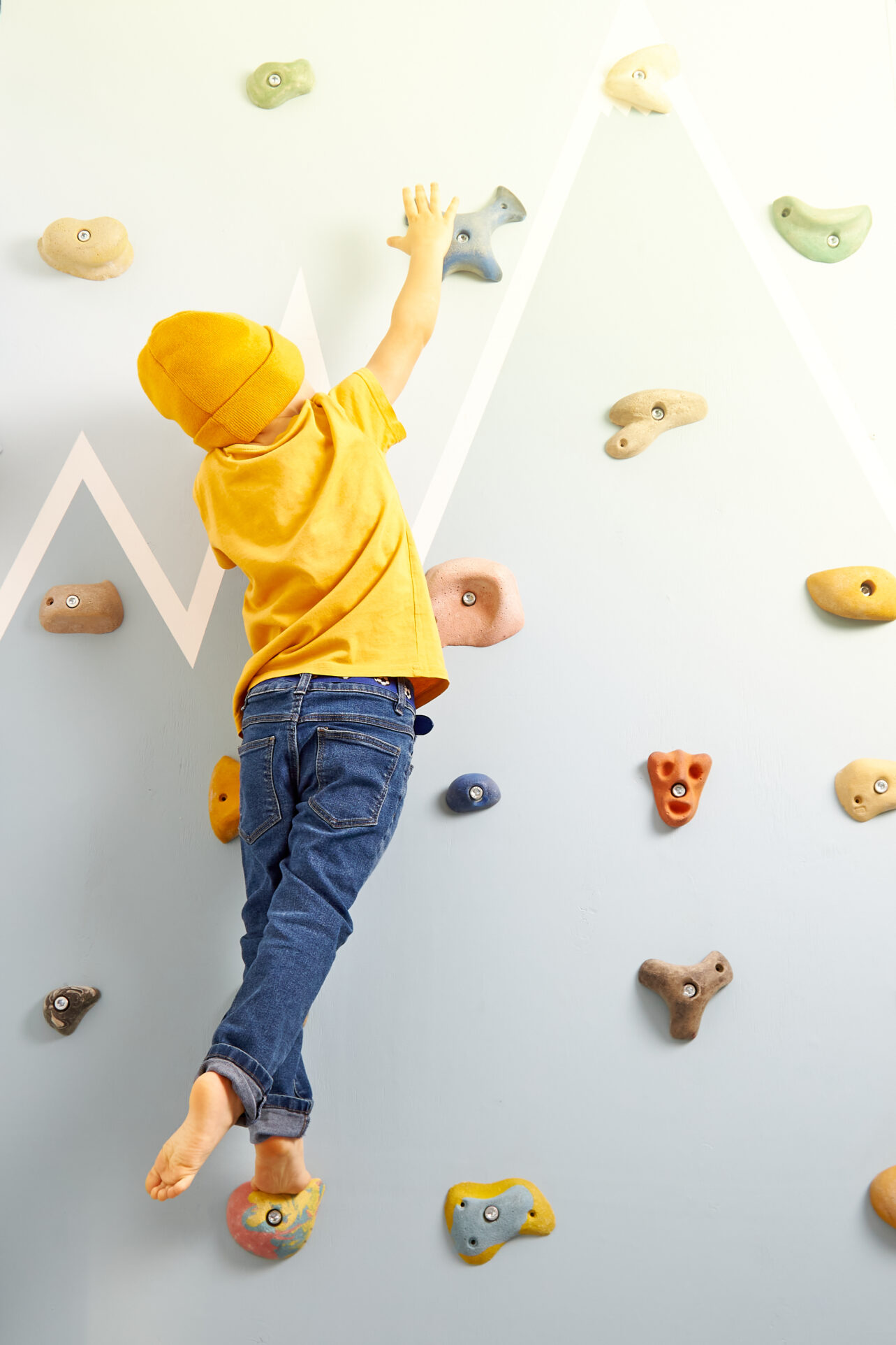 Ścianka wspinaczkowa - pomysły na pokój dziecięcy